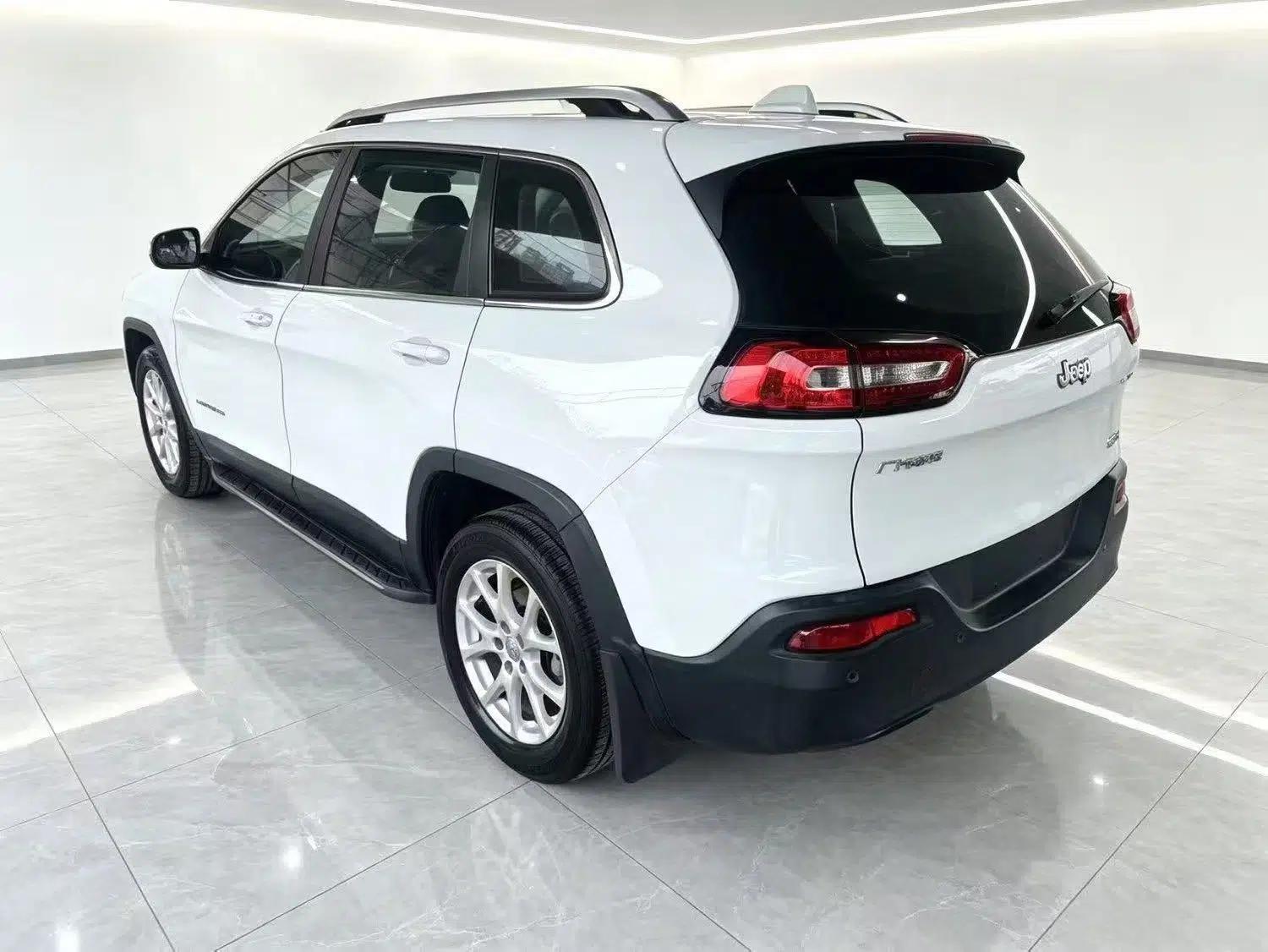 Jeep Cherokee 2016 2.0L Leading Edition — миниатюра 4