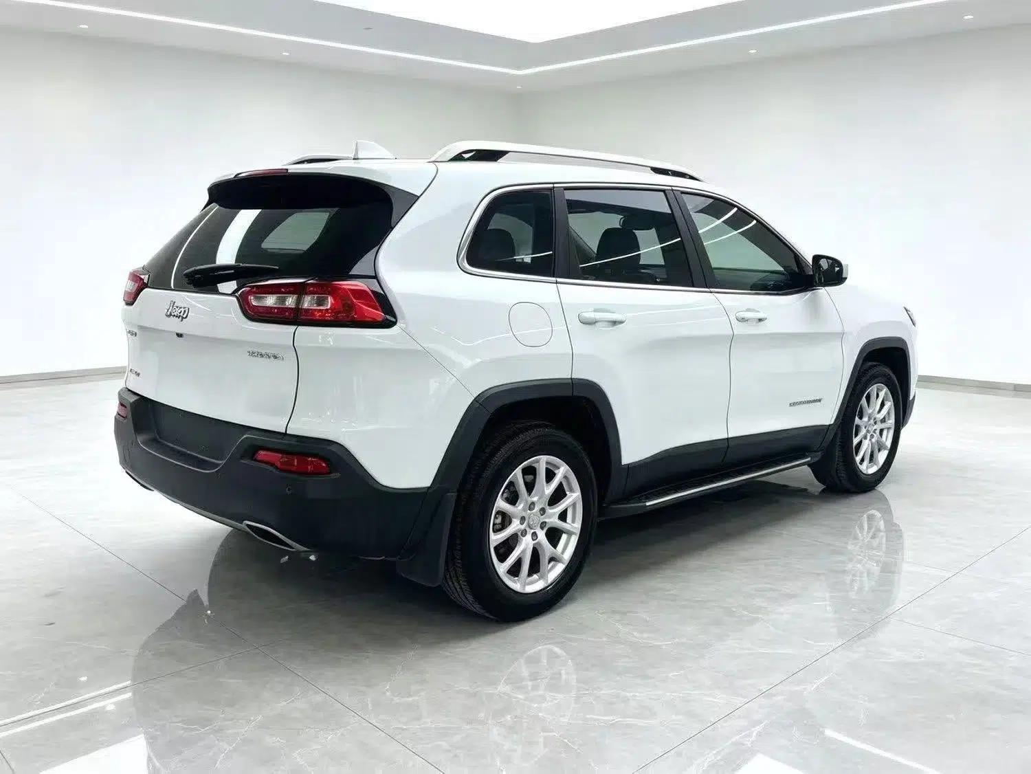 Jeep Cherokee 2016 2.0L Leading Edition — миниатюра 6