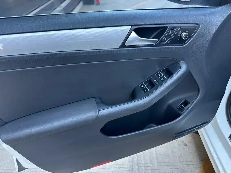 2014 Volkswagen Sagitar 1.6L Automatic Comfort Model — миниатюра 34