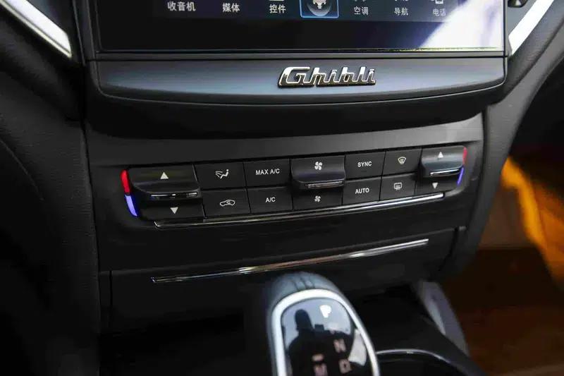 2017 Ghibli 3.0T Standard Edition — миниатюра 15