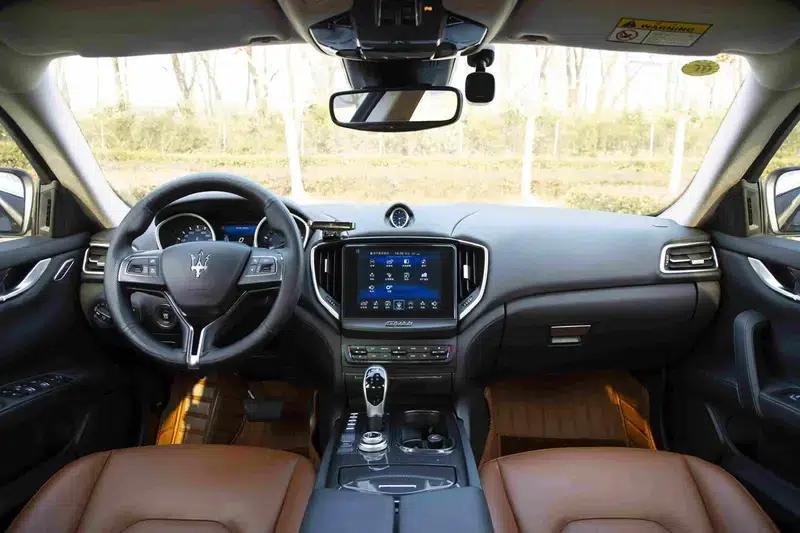 2017 Ghibli 3.0T Standard Edition — миниатюра 18