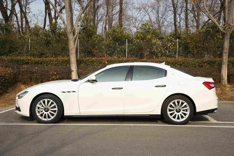 2017 Ghibli 3.0T Standard Edition — миниатюра 4