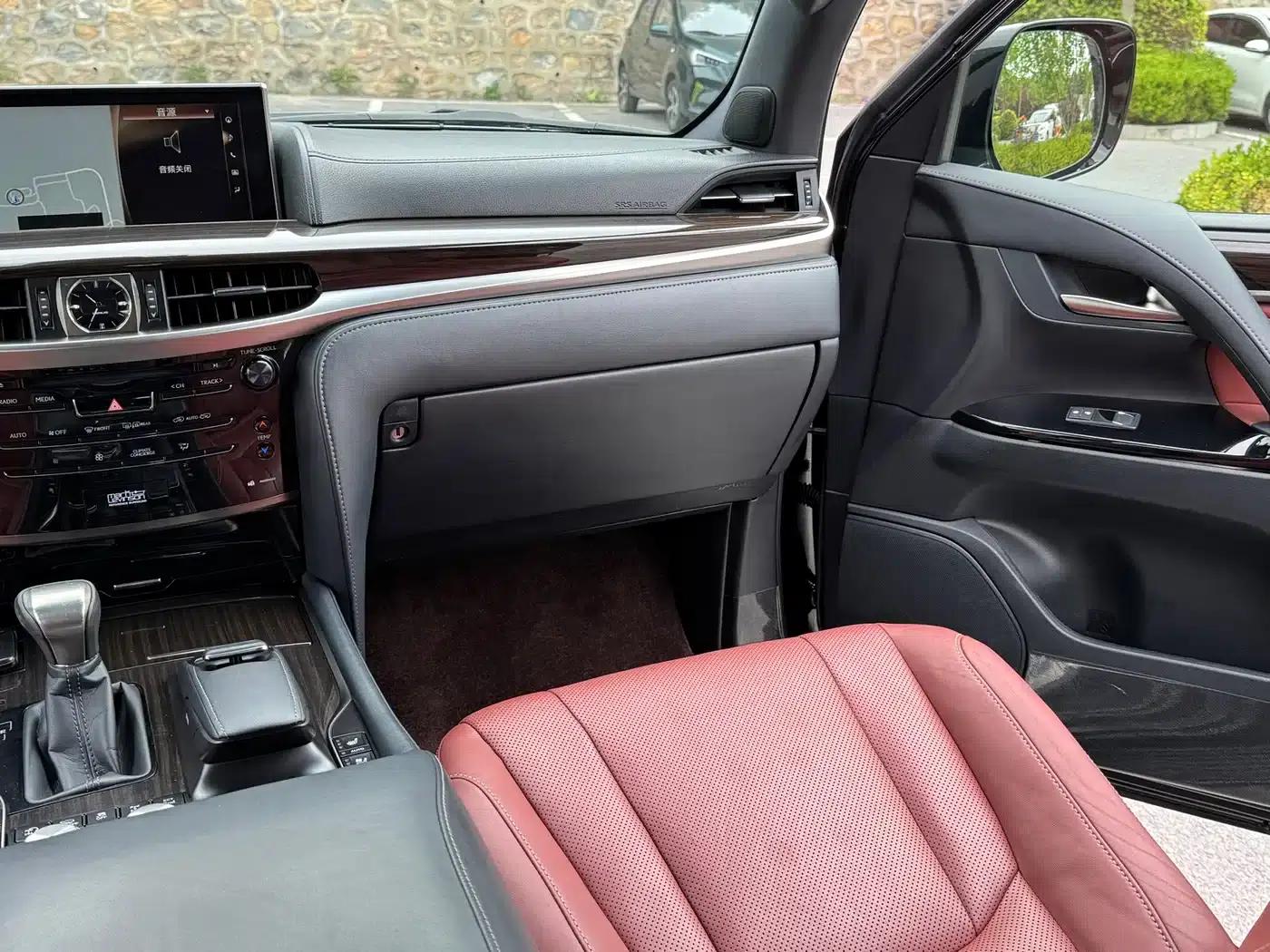 2017 Lexus LX 570 Premium Luxury Edition — миниатюра 11