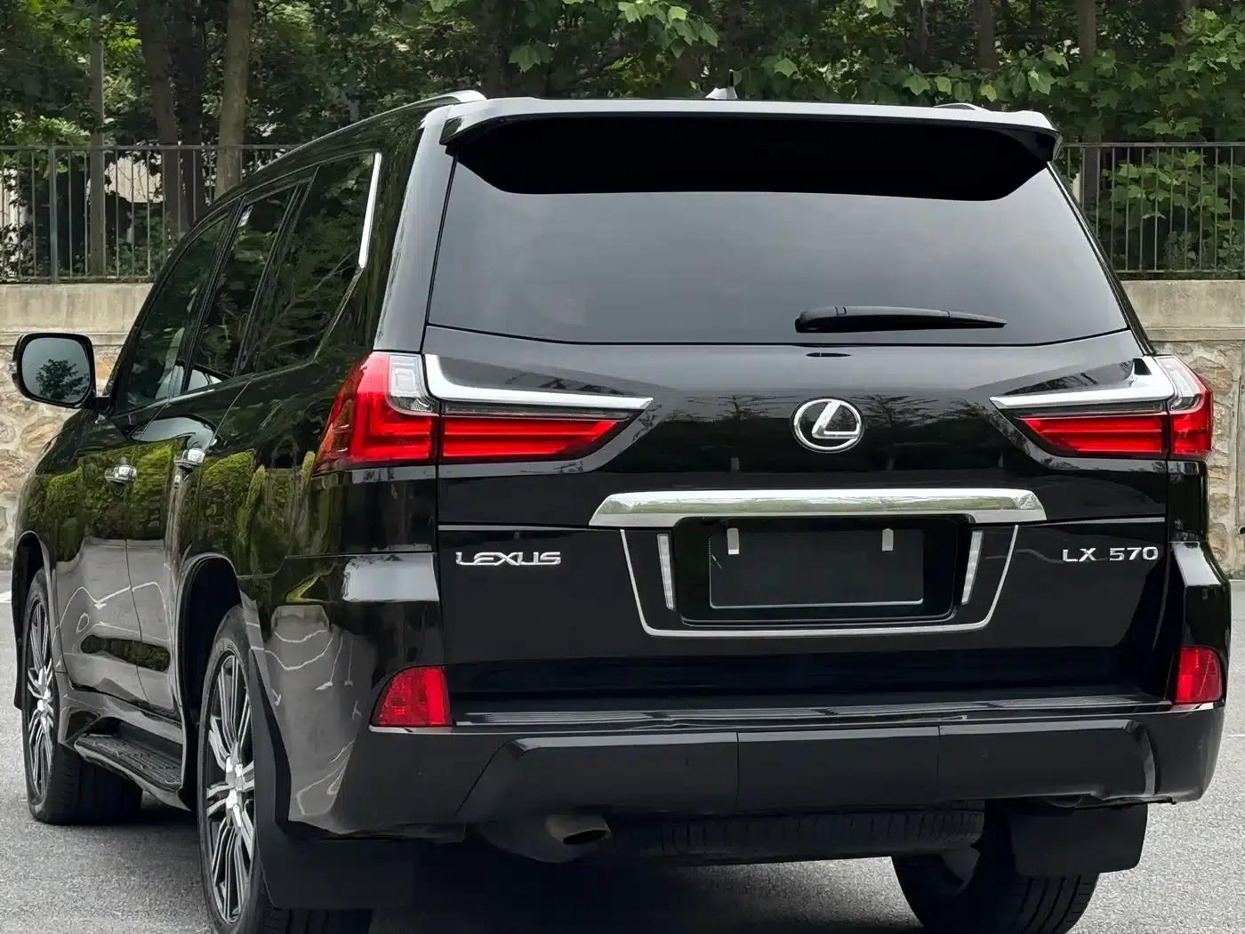 2017 Lexus LX 570 Premium Luxury Edition — миниатюра 4