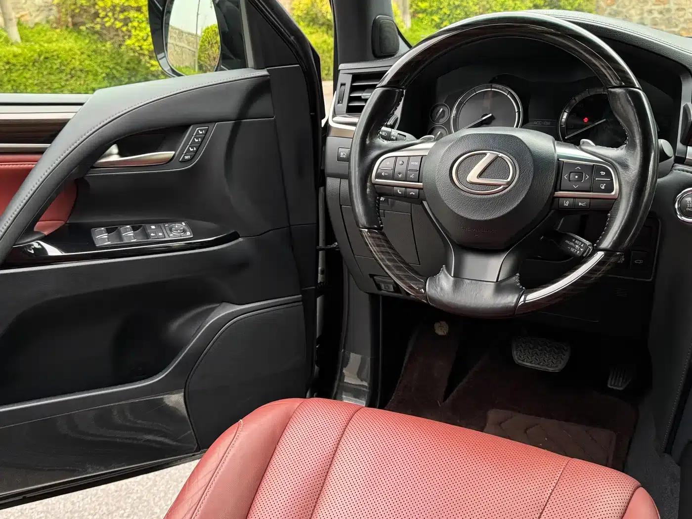 2017 Lexus LX 570 Premium Luxury Edition — миниатюра 9