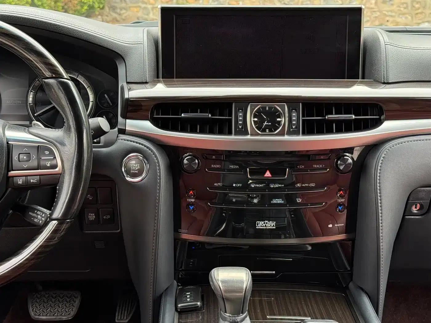 2017 Lexus LX 570 Premium Luxury Edition — миниатюра 10