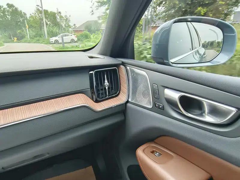 2023 Volvo XC60 PHEV T8 AWD Long Range Smart Luxury Edition — миниатюра 22