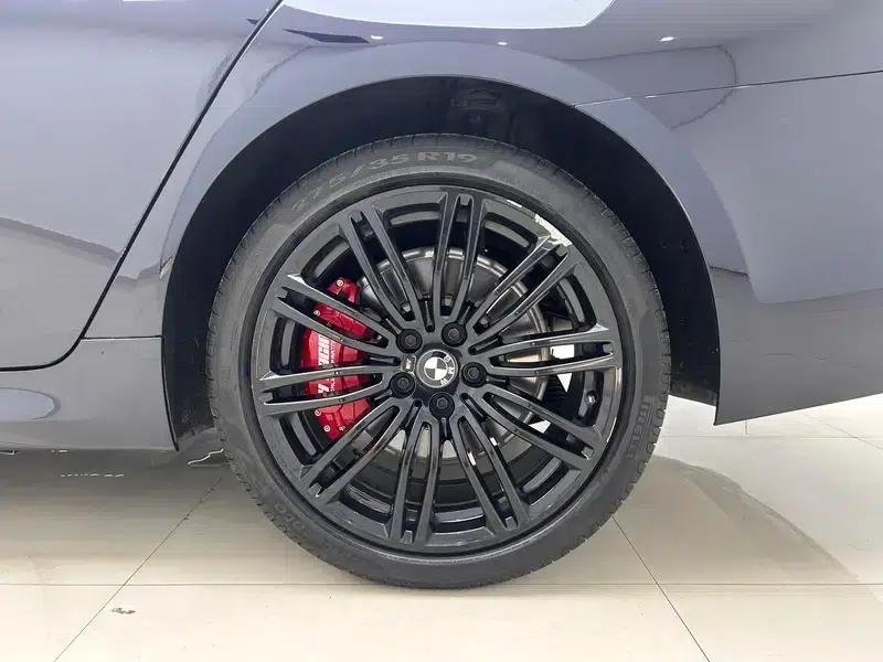 2019 BMW 5 Series 530Li Leading Edition M Sport Package — миниатюра 9