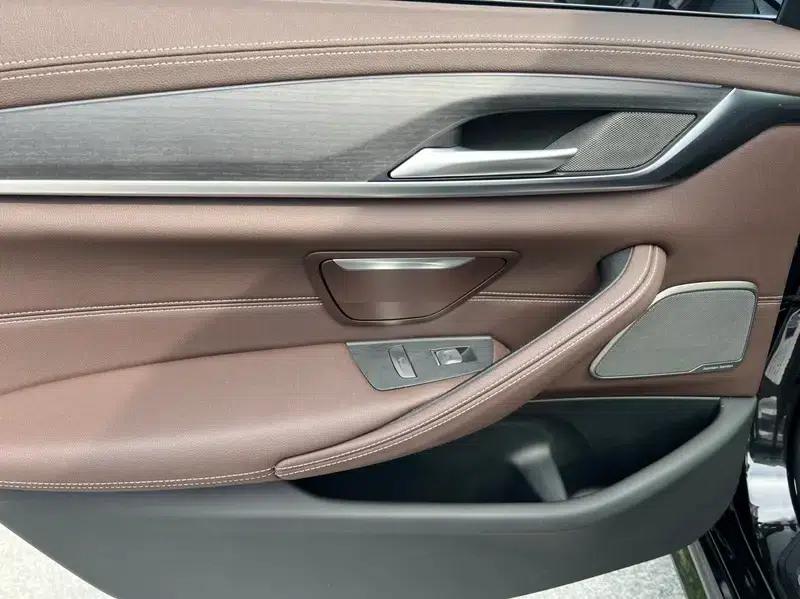 2023 BMW 5 Series 530Li Luxury M Sport Package — миниатюра 8