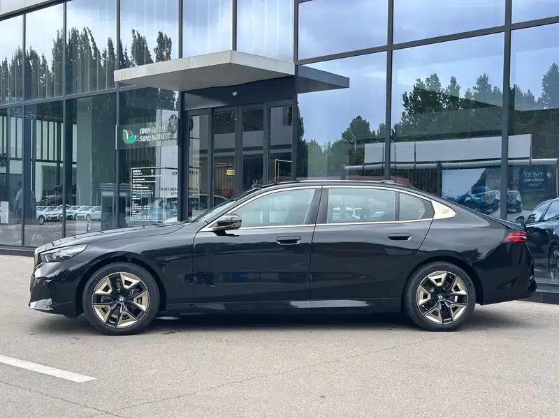 2026 BMW 5 Series 525Li M Sport Package — миниатюра 3