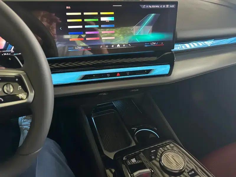 2026 BMW 5 Series 525Li M Sport Package — миниатюра 6