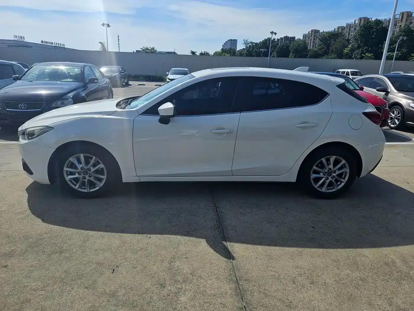 Mazda3 Axela 2016 Hatchback 1.5L Automatic Luxury — миниатюра 3