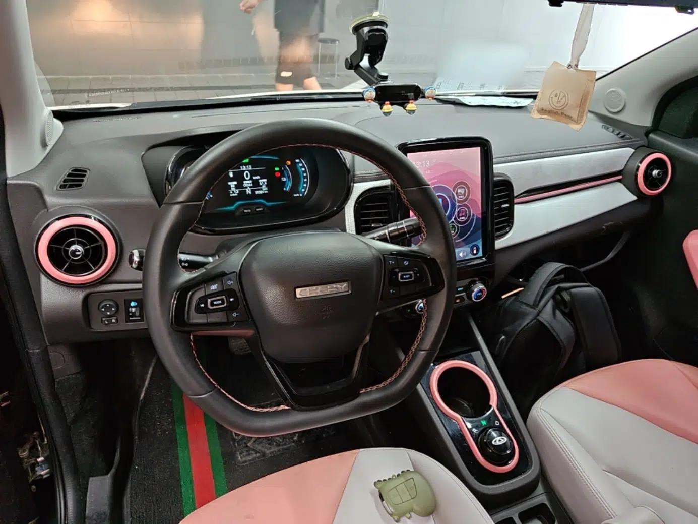 Chery QQ Little Ant 2022 Revised Version Sweet Pink Edition Half-Sugar Version Lithium Iron Phosphate 30.7 kWh 30 kW 301 km — миниатюра 12
