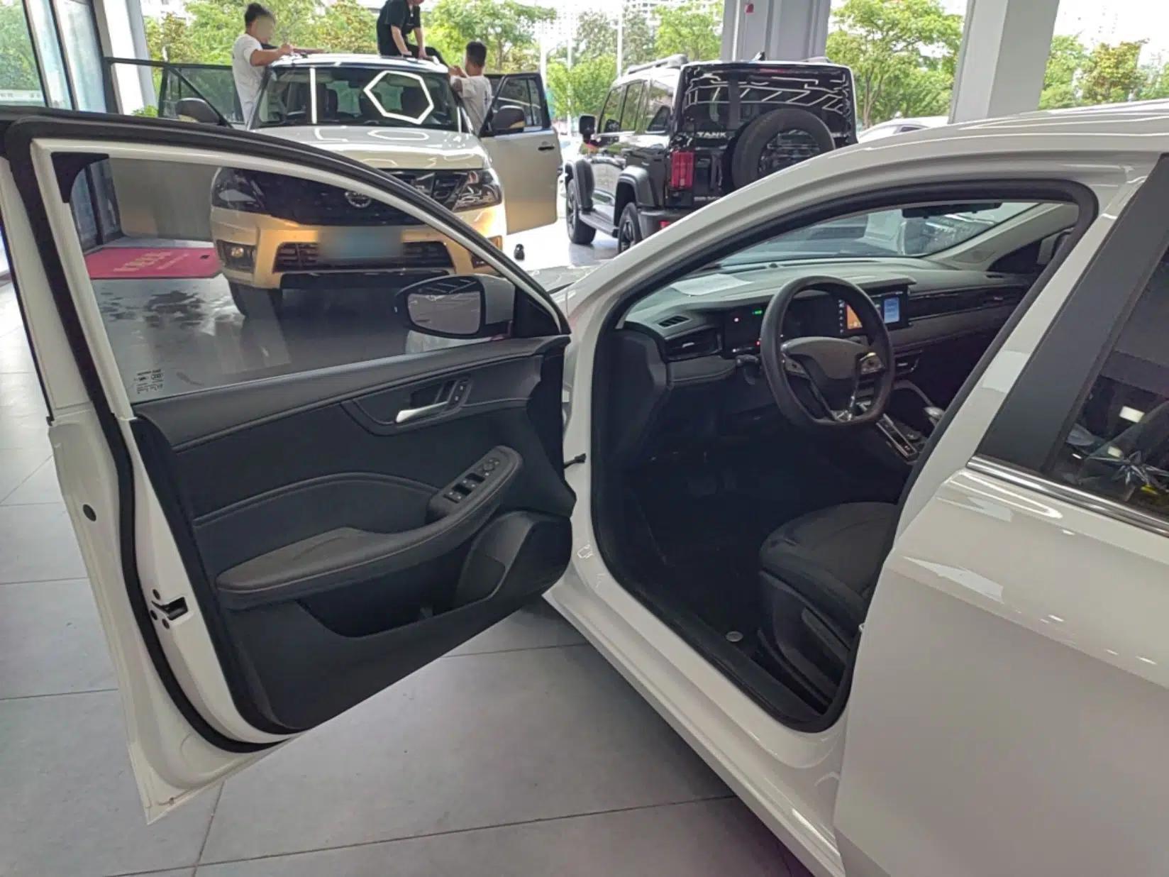 Roewe i5 2023 1.5L CVT Luxury Edition — миниатюра 18