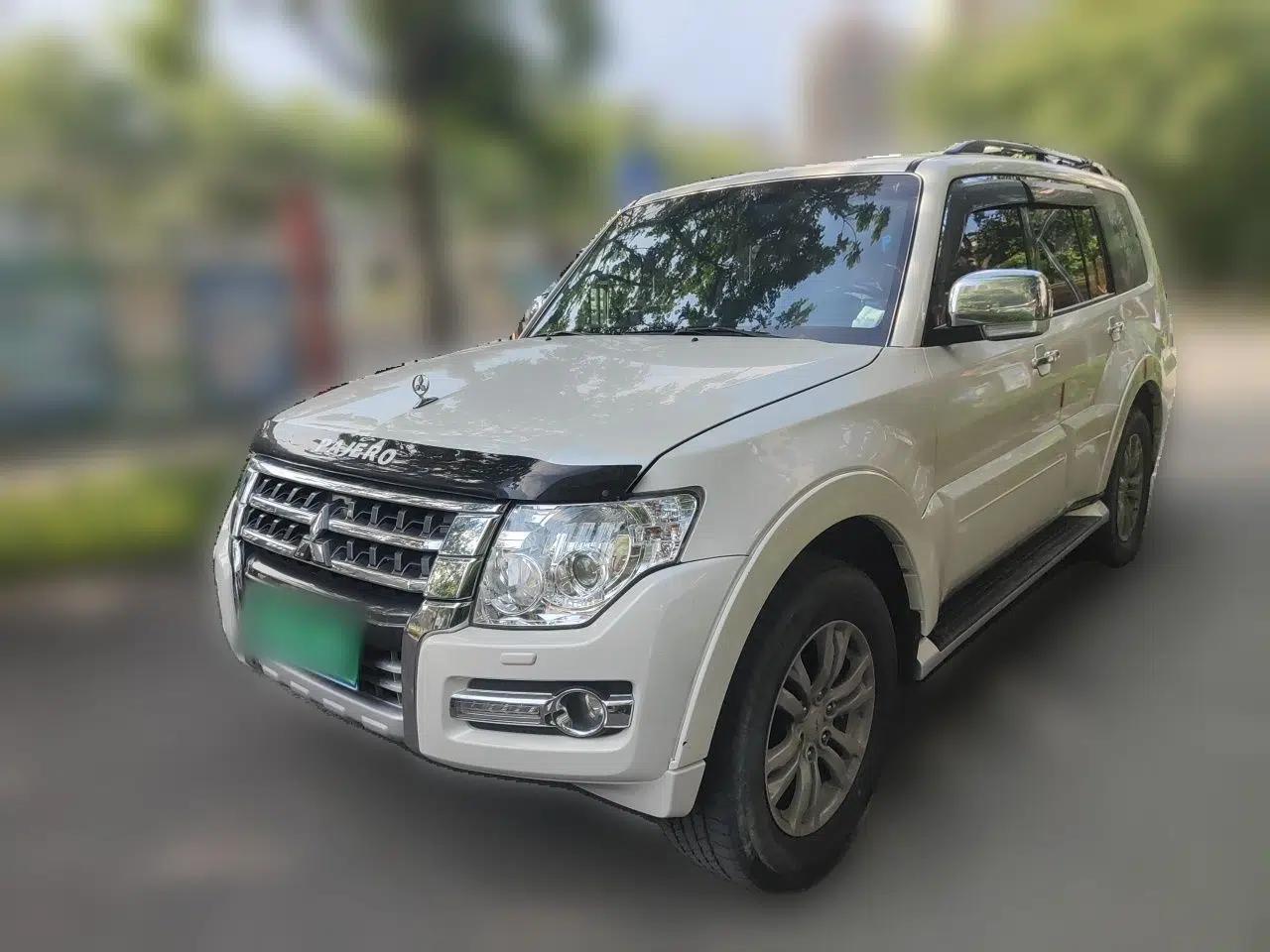 Mitsubishi Pajero 2017 Model, Automatic, 3.8L, 7 Seats — миниатюра 1