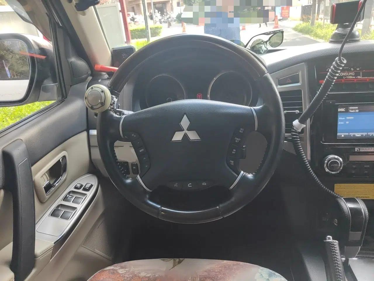 Mitsubishi Pajero 2017 Model, Automatic, 3.8L, 7 Seats — миниатюра 10
