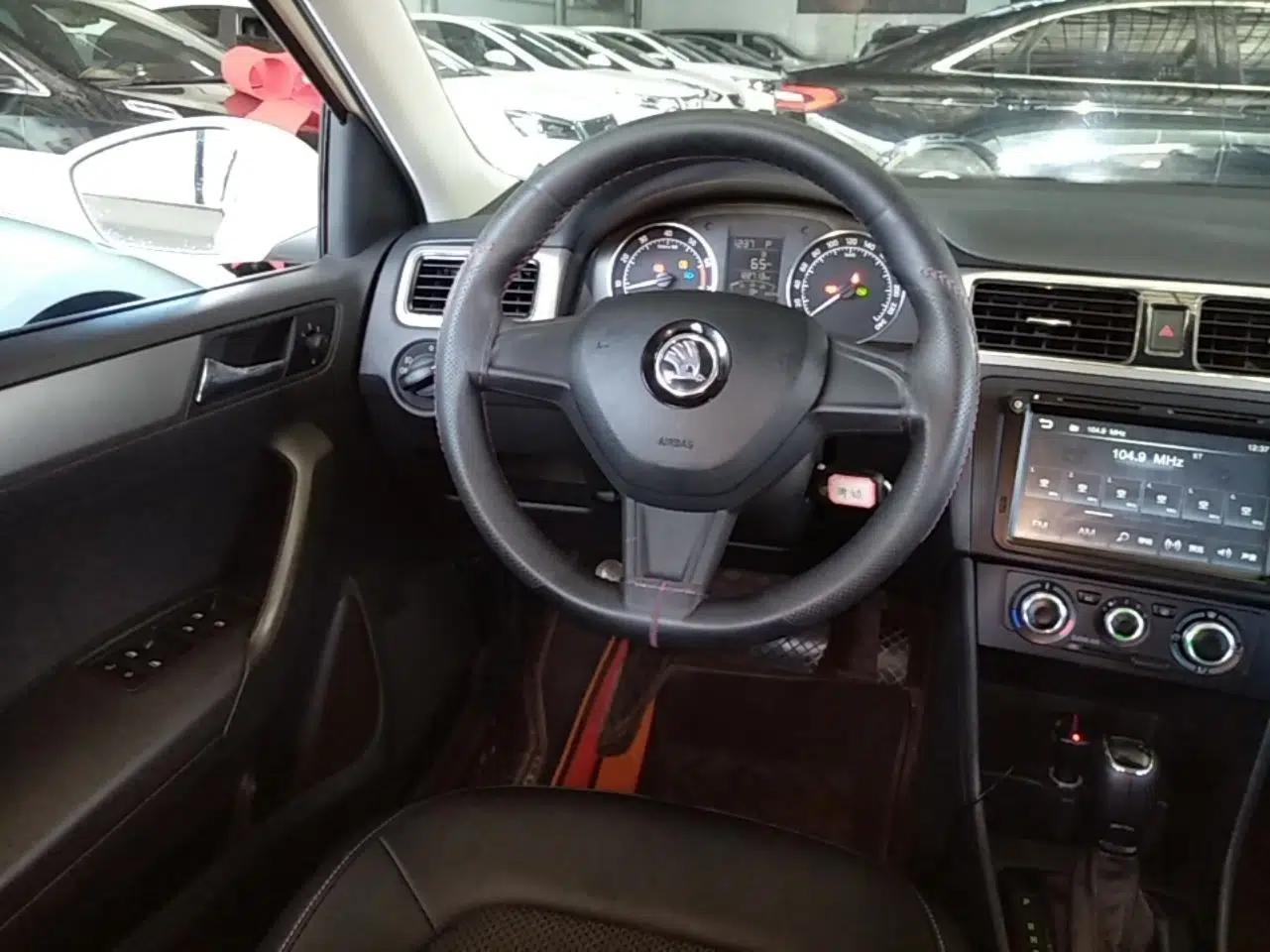 Skoda Rapid Spaceback 2016 Revised 1.6L Automatic Chuanxing Version — миниатюра 13
