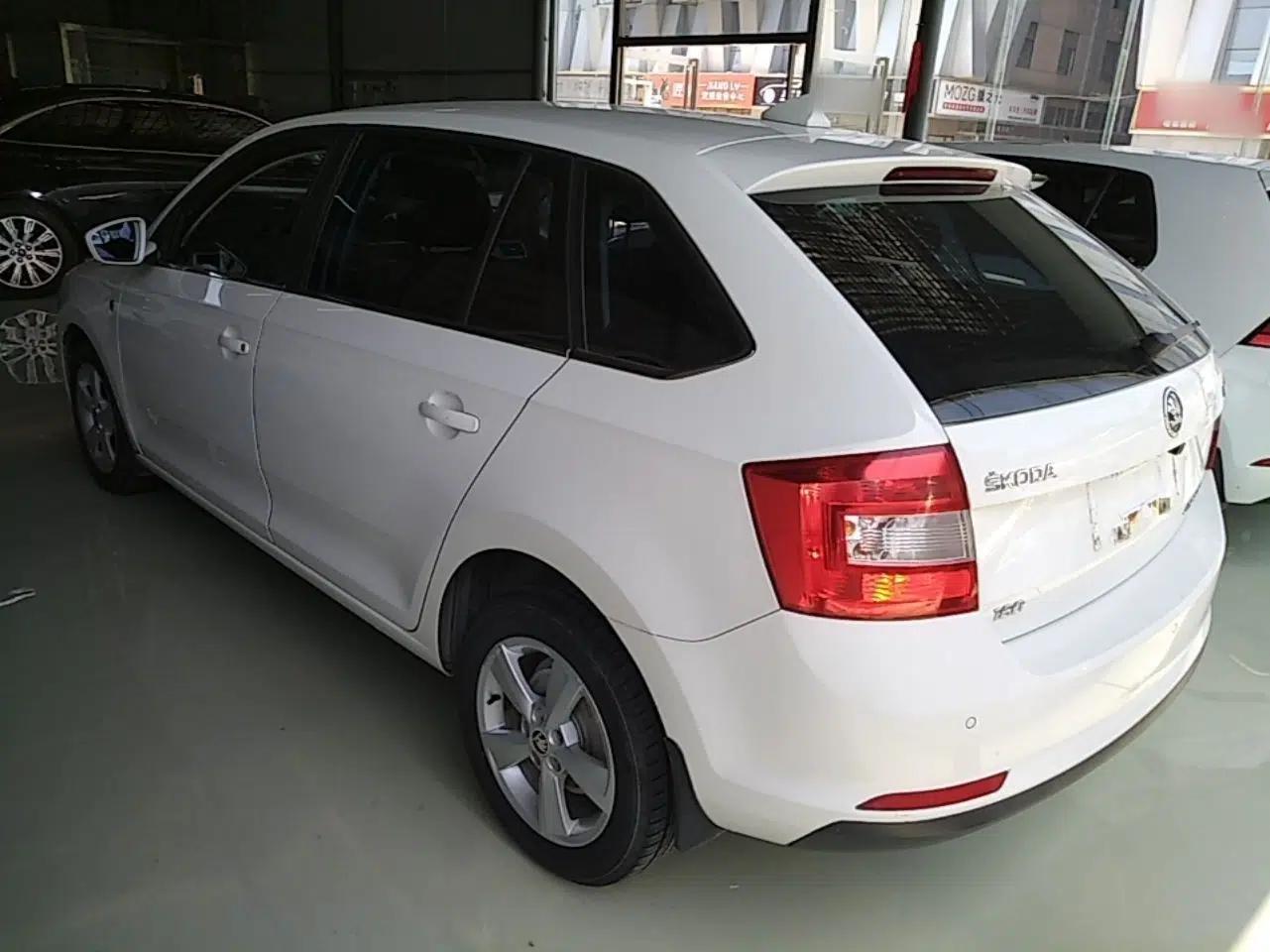 Skoda Rapid Spaceback 2016 Revised 1.6L Automatic Chuanxing Version — миниатюра 4
