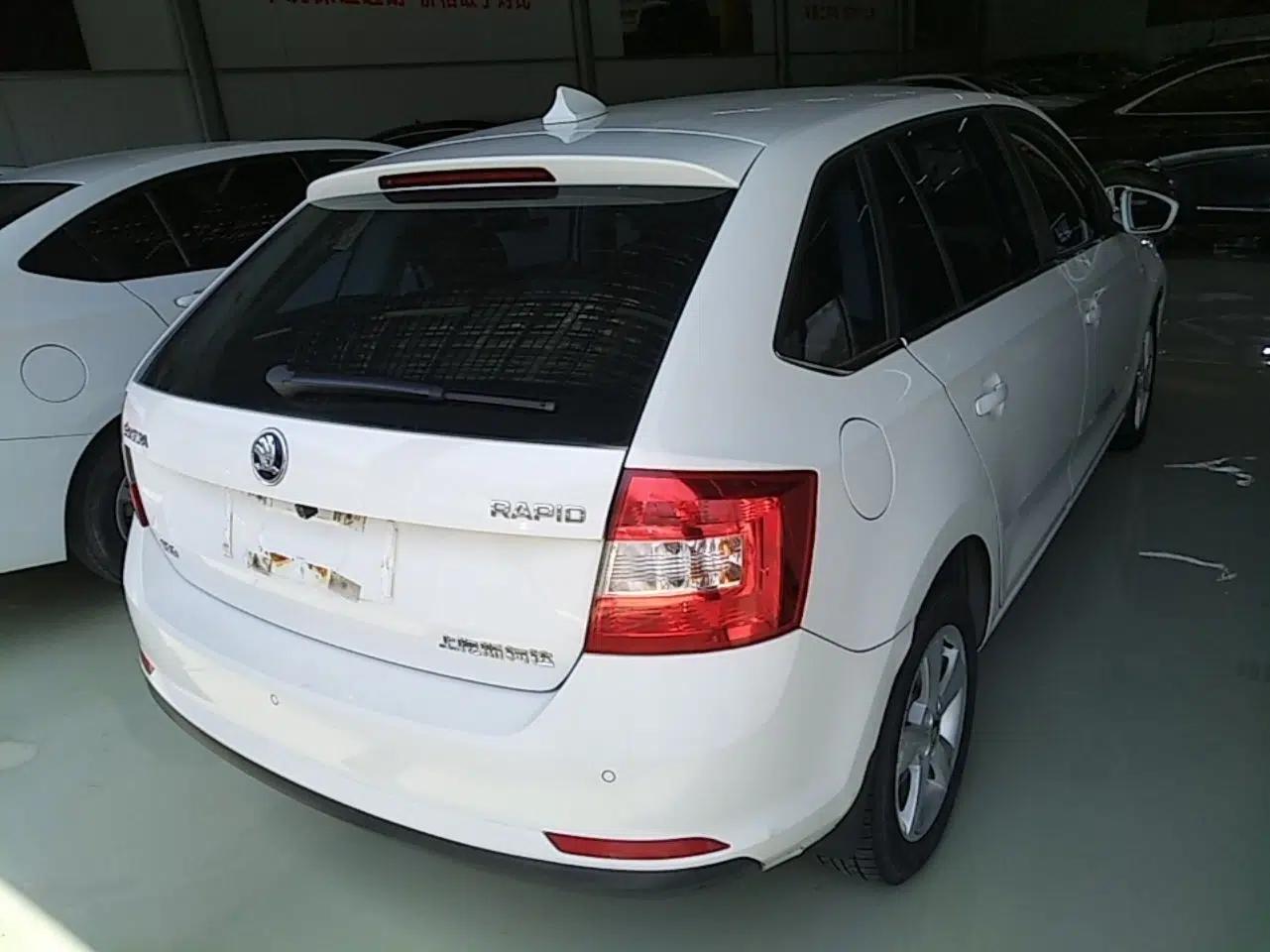 Skoda Rapid Spaceback 2016 Revised 1.6L Automatic Chuanxing Version — миниатюра 5