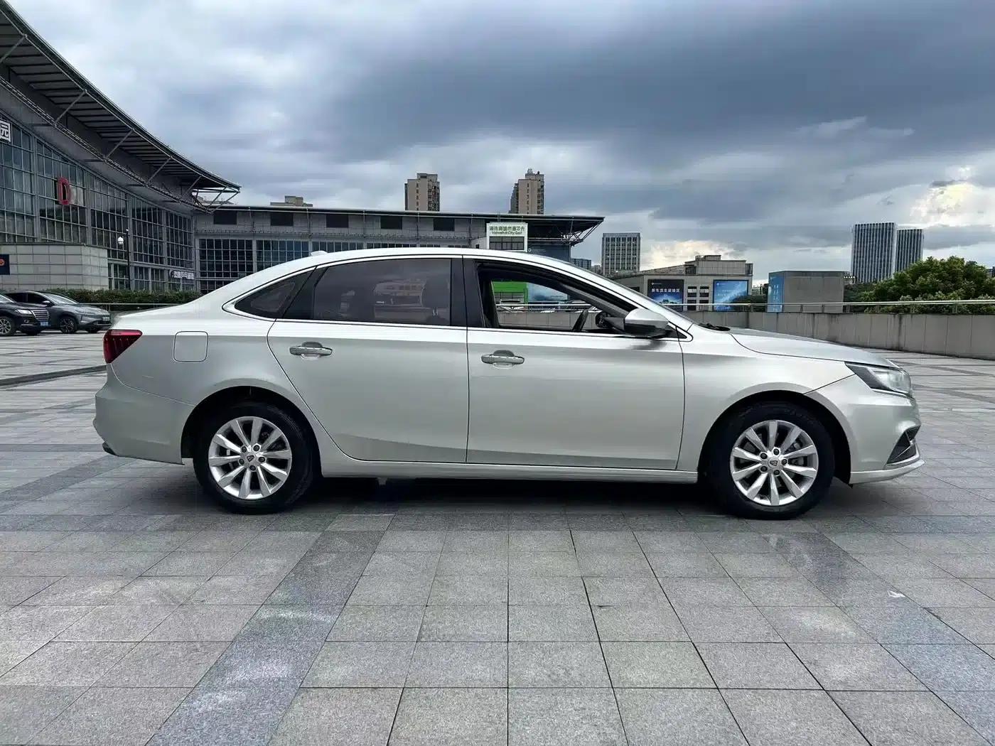Roewe i6 New Energy 2017 45T Hybrid Connected Smart Edition — миниатюра 4