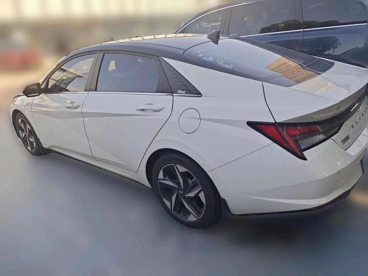 Hyundai Elantra 2021 1.5L CVT LUX Prestige Edition — миниатюра 4