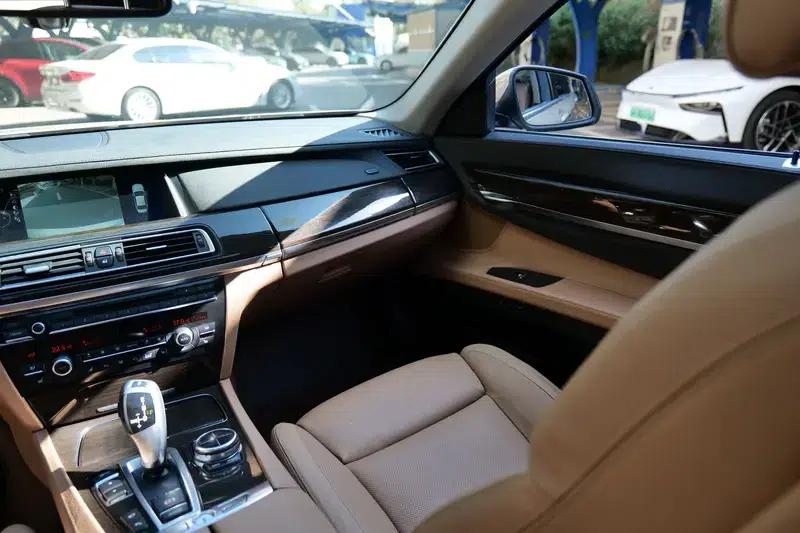 BMW 7 Series 2013 730Li Leading Edition — миниатюра 22