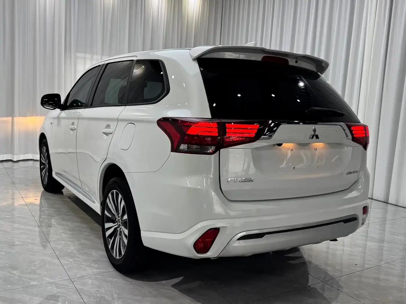 Outlander 2021 2.0L 2WD Comfortline 5-seater — миниатюра 5