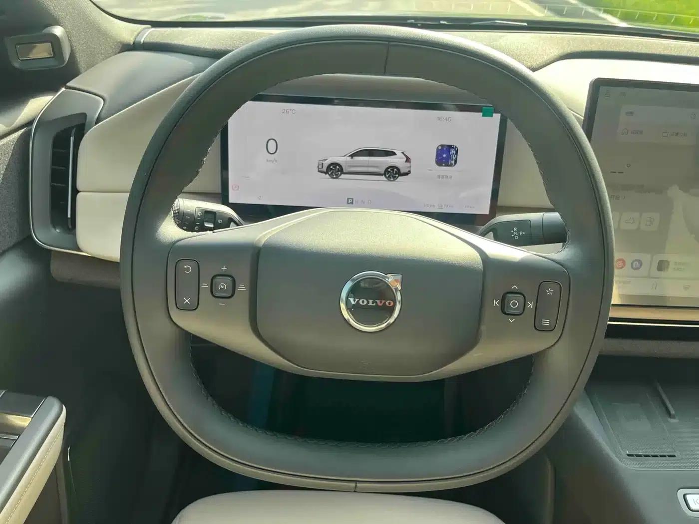 2026 Volvo XC70 Plug-in Hybrid, All-Wheel Drive, Long Range Core — миниатюра 5