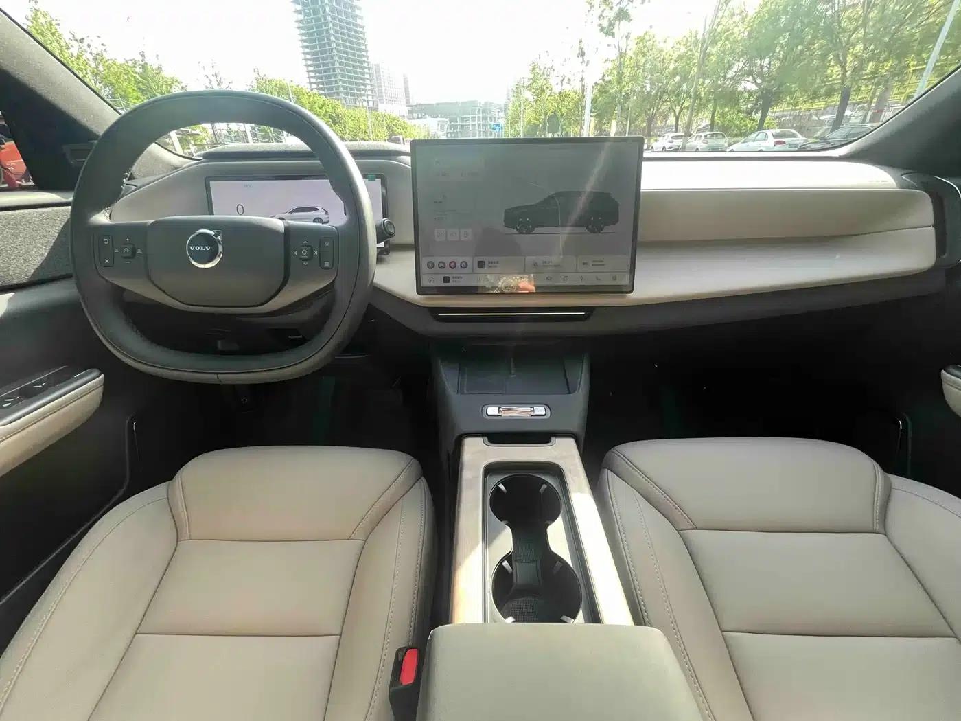 2026 Volvo XC70 Plug-in Hybrid, All-Wheel Drive, Long Range Core — миниатюра 8