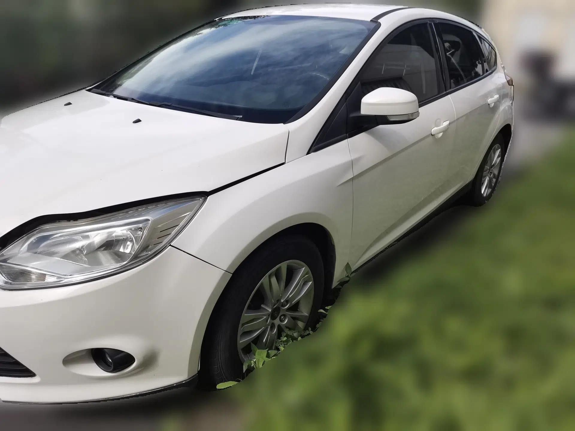 Ford Focus 2012 Hatchback 1.6L Automatic Comfort Model — миниатюра 1