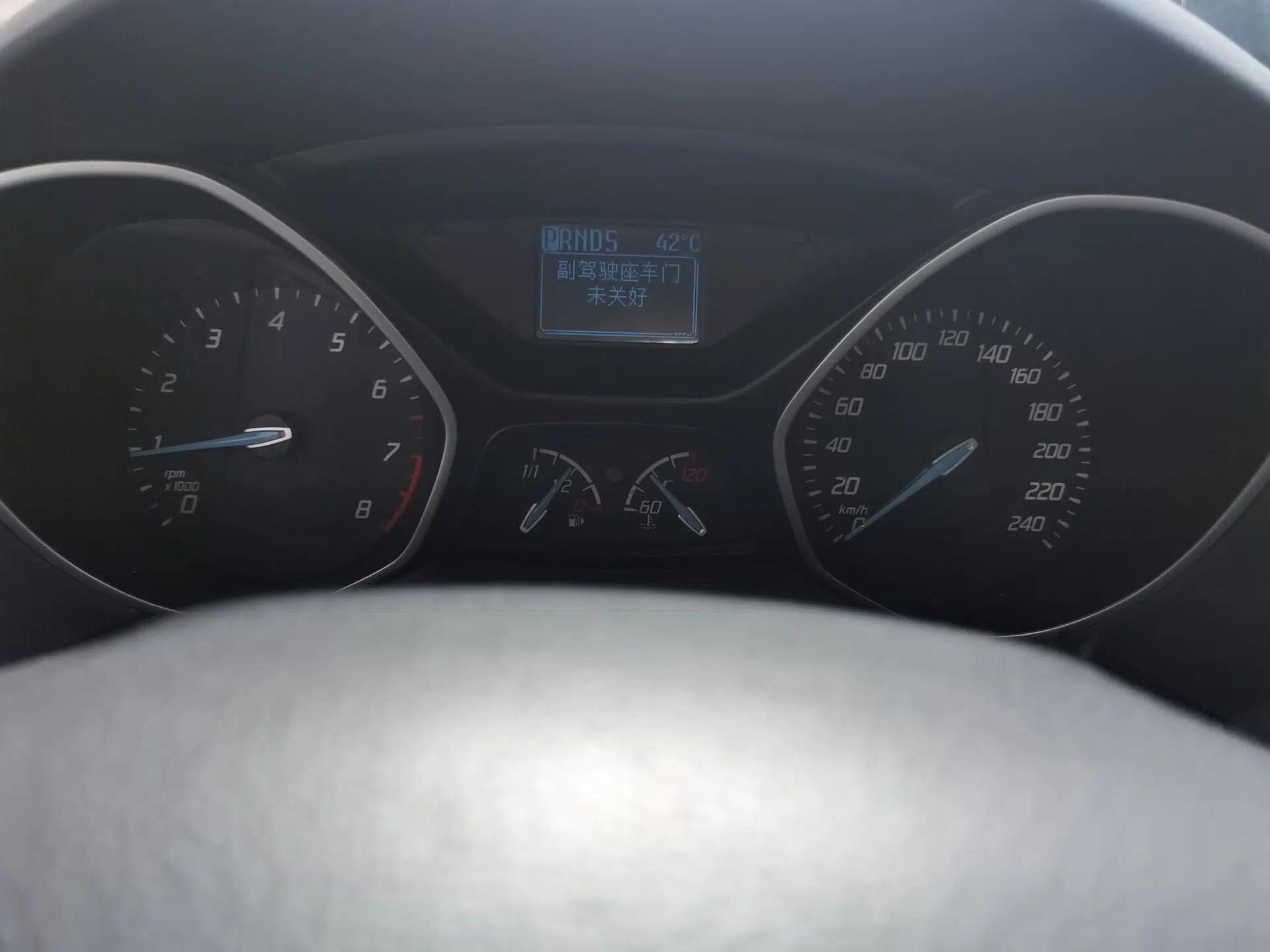 Ford Focus 2012 Hatchback 1.6L Automatic Comfort Model — миниатюра 11