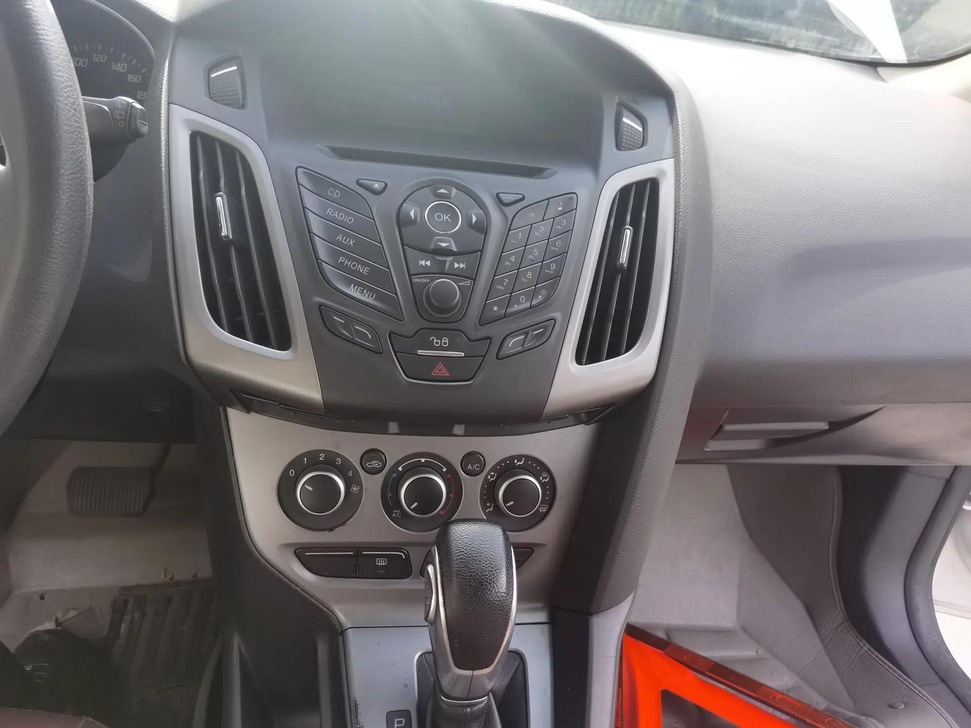 Ford Focus 2012 Hatchback 1.6L Automatic Comfort Model — миниатюра 13