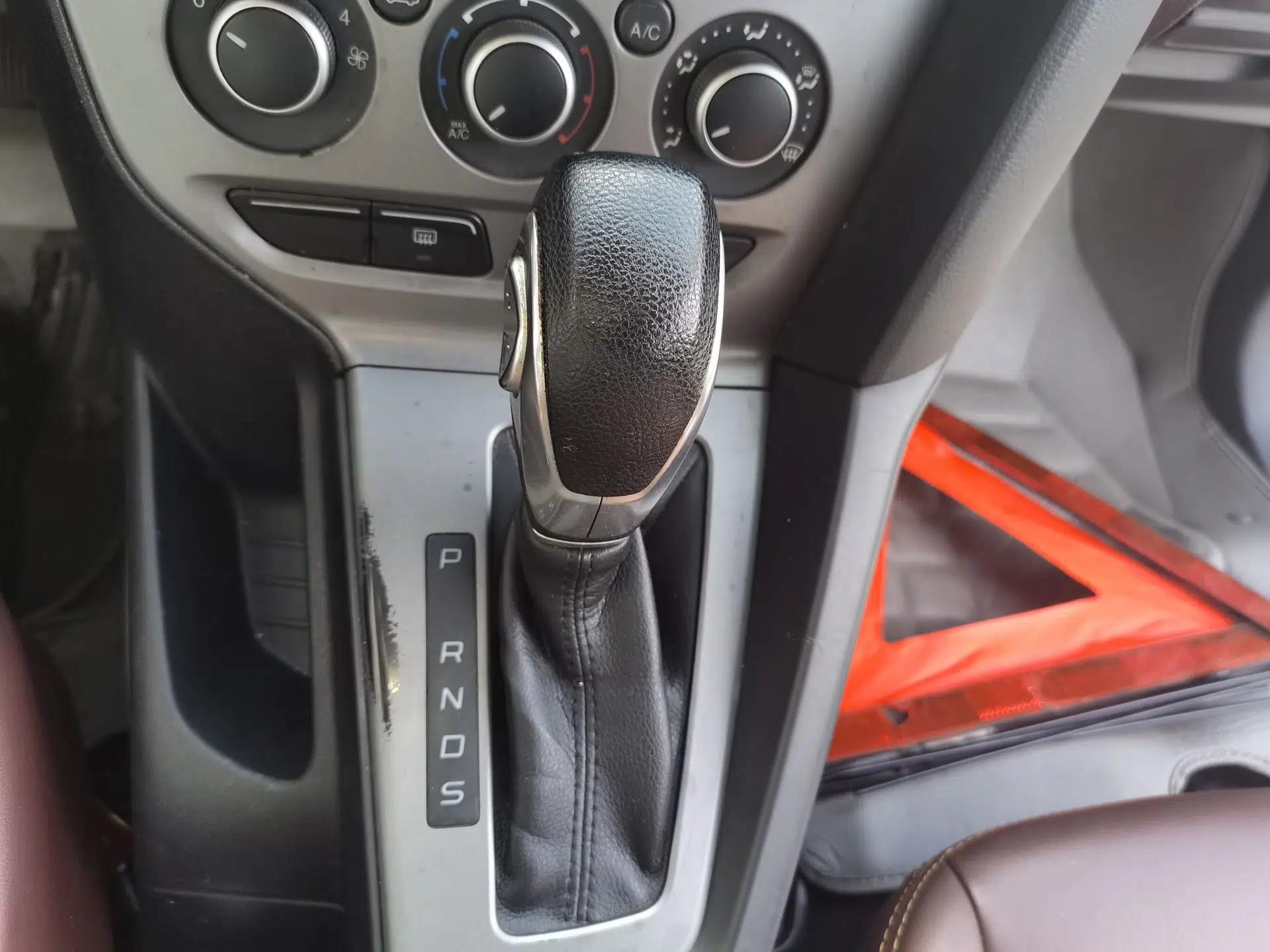 Ford Focus 2012 Hatchback 1.6L Automatic Comfort Model — миниатюра 14