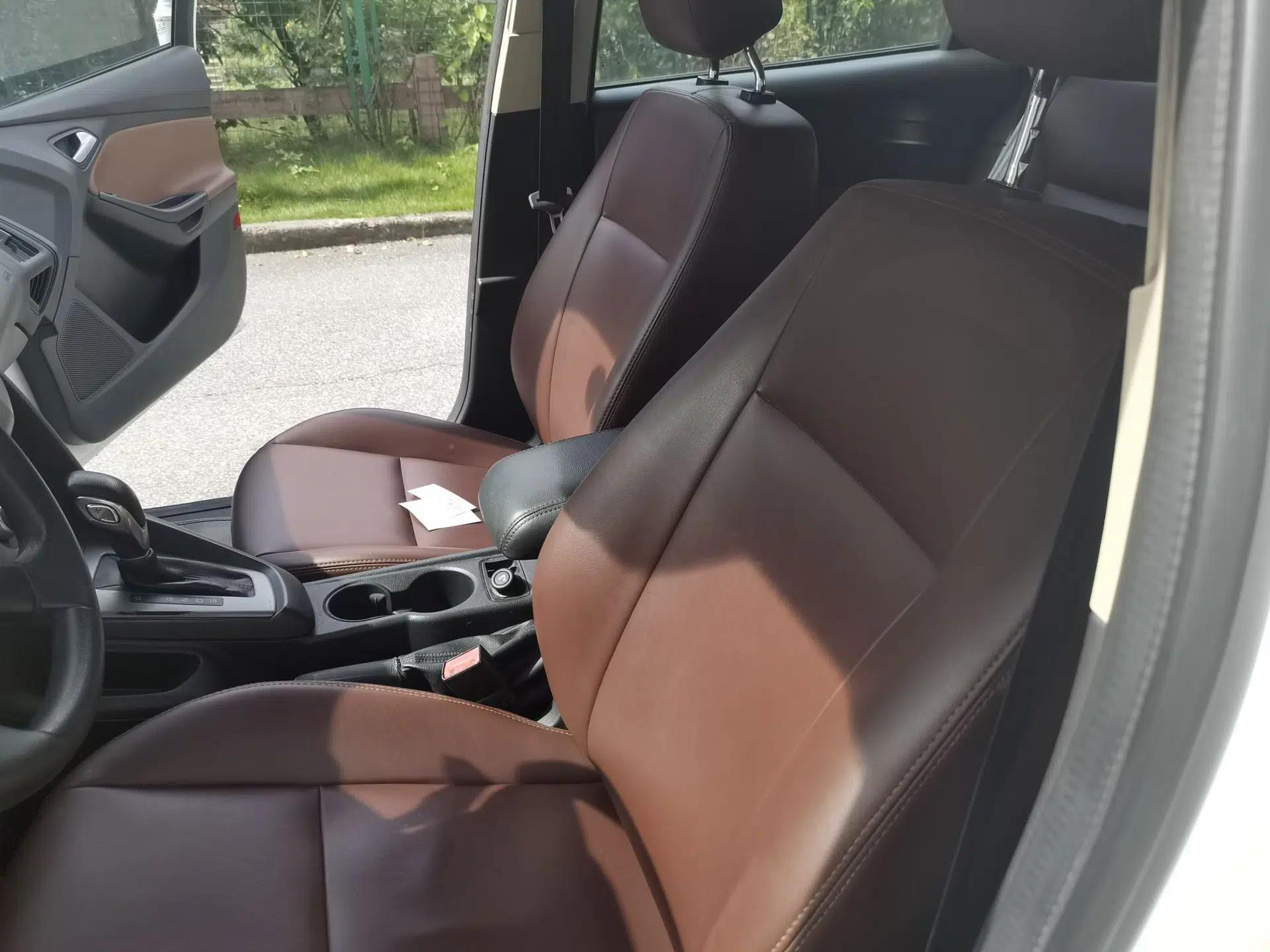 Ford Focus 2012 Hatchback 1.6L Automatic Comfort Model — миниатюра 15