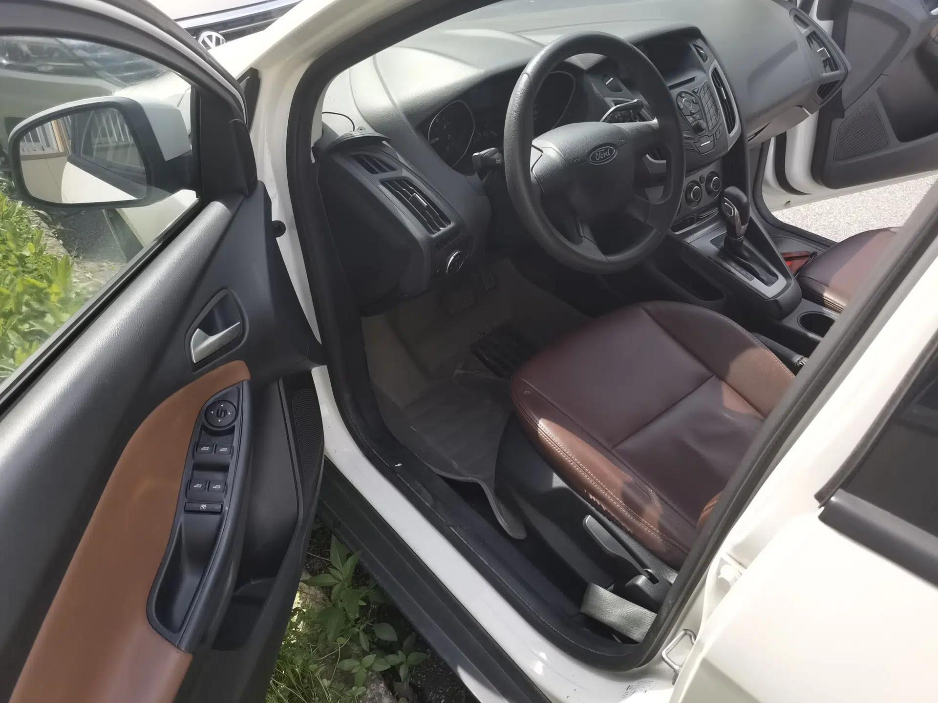 Ford Focus 2012 Hatchback 1.6L Automatic Comfort Model — миниатюра 16