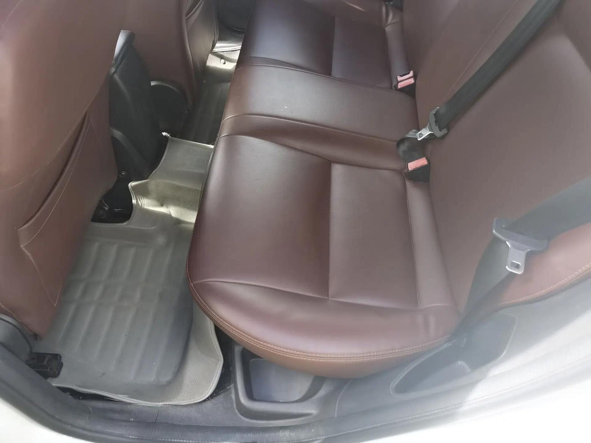 Ford Focus 2012 Hatchback 1.6L Automatic Comfort Model — миниатюра 17