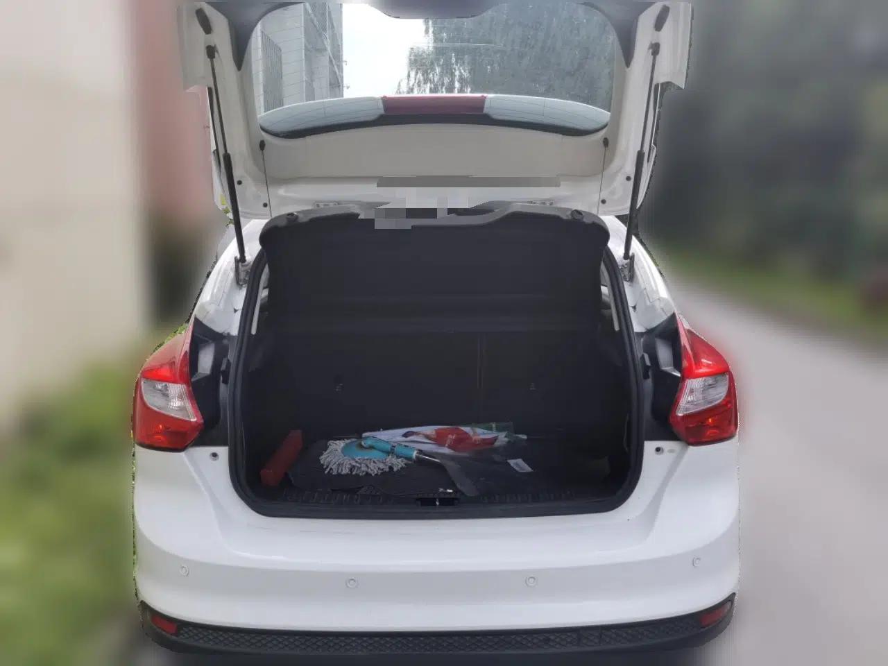 Ford Focus 2012 Hatchback 1.6L Automatic Comfort Model — миниатюра 19