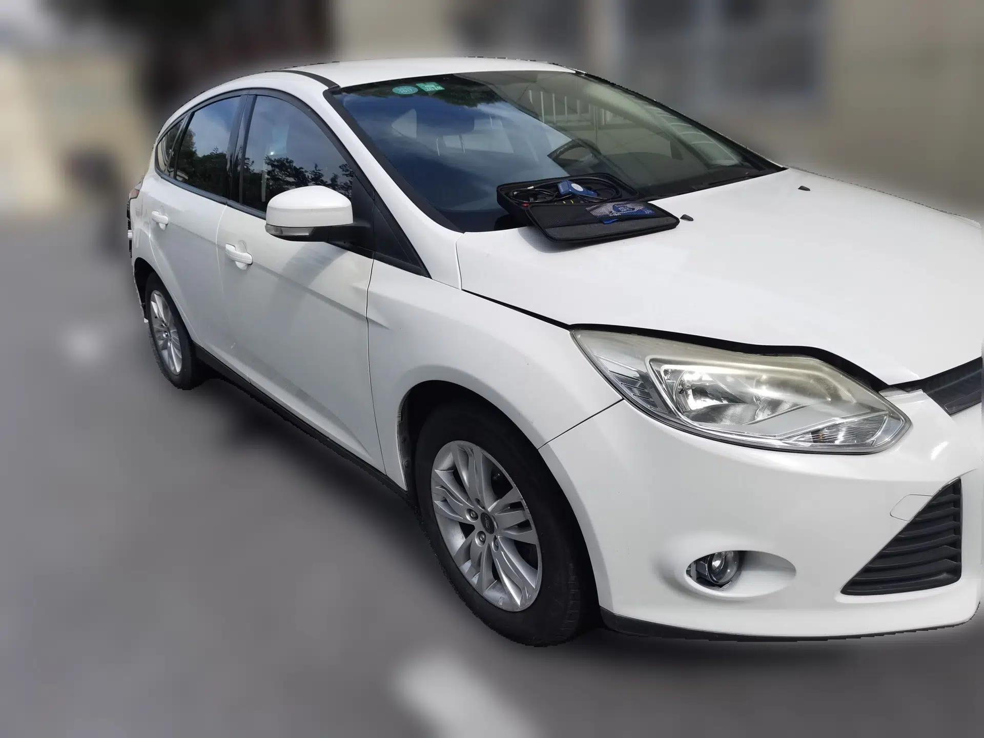 Ford Focus 2012 Hatchback 1.6L Automatic Comfort Model — миниатюра 3