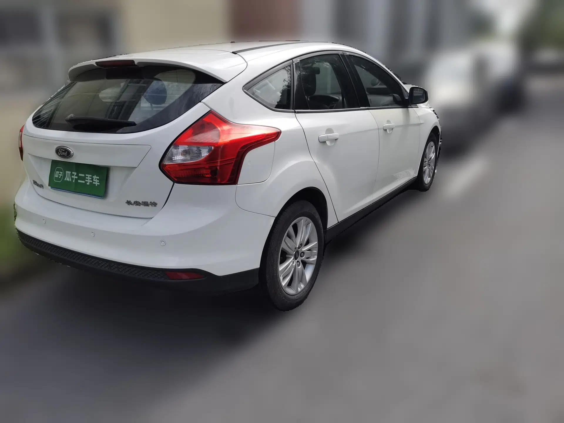 Ford Focus 2012 Hatchback 1.6L Automatic Comfort Model — миниатюра 6
