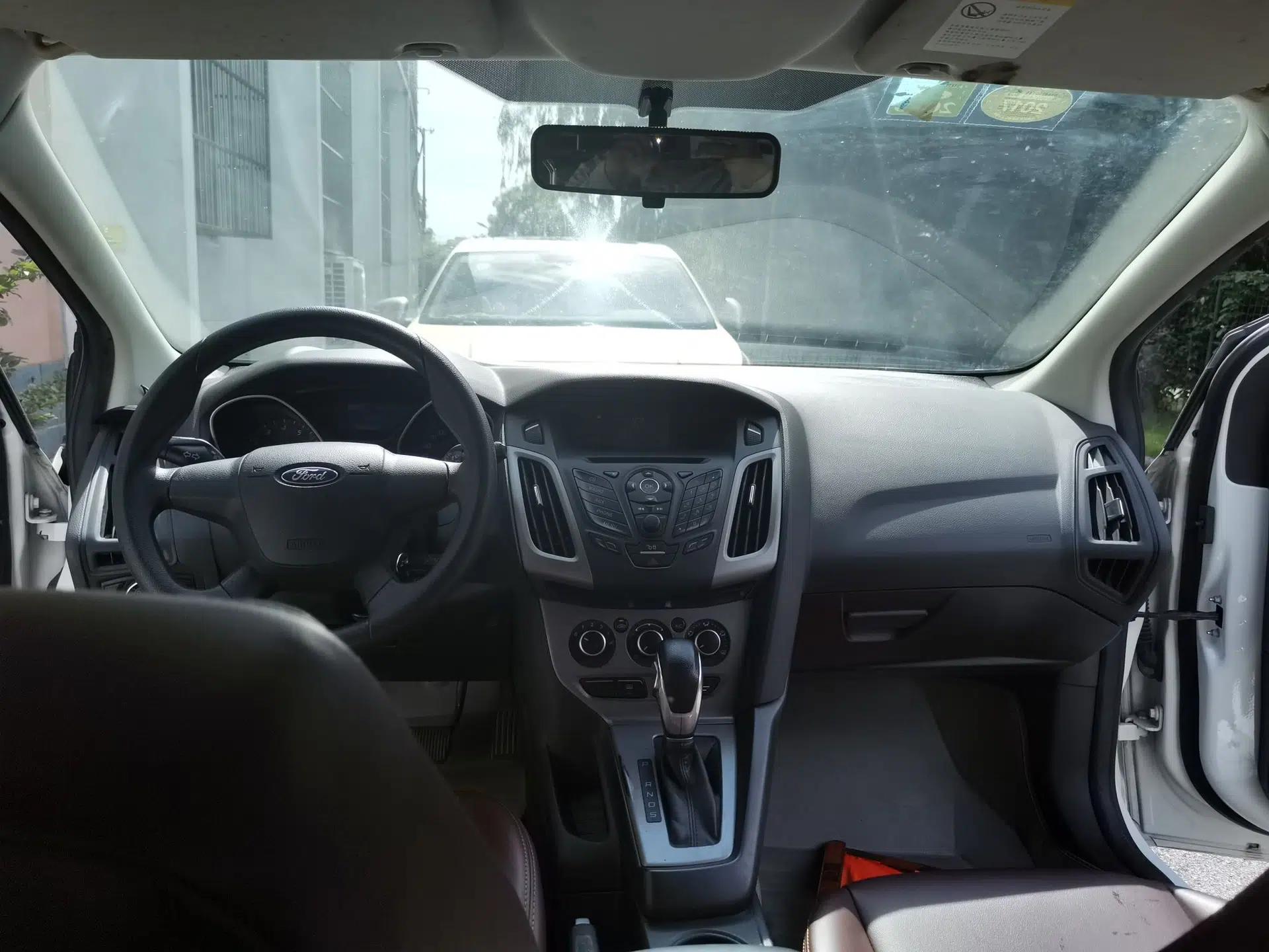 Ford Focus 2012 Hatchback 1.6L Automatic Comfort Model — миниатюра 9