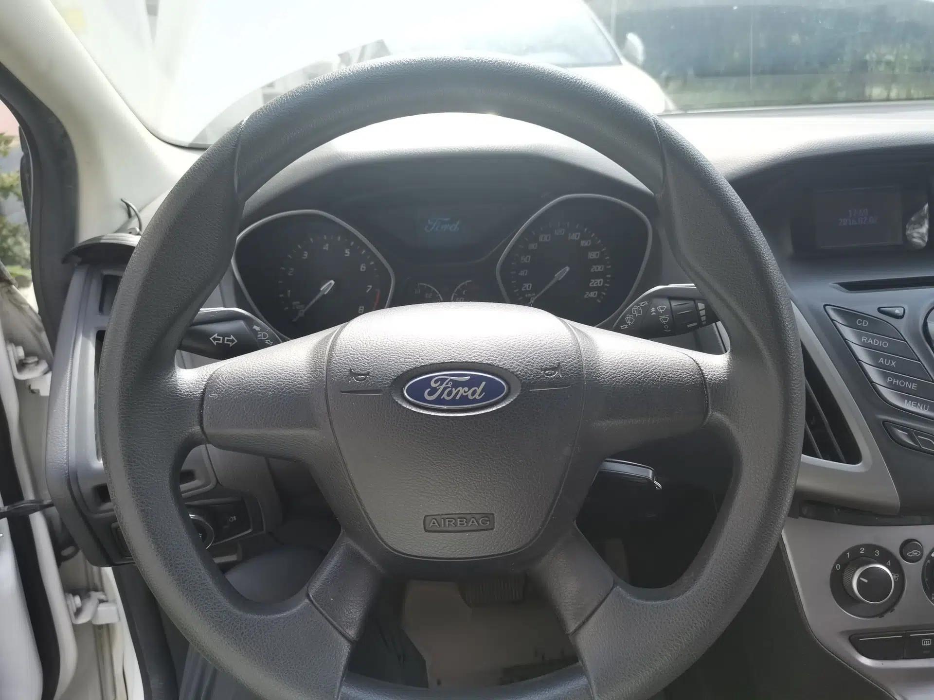 Ford Focus 2012 Hatchback 1.6L Automatic Comfort Model — миниатюра 10