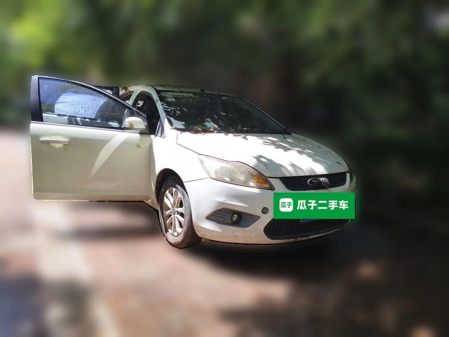 Ford Focus 2013 Hatchback Classic 1.8L Automatic Base Model — миниатюра 3