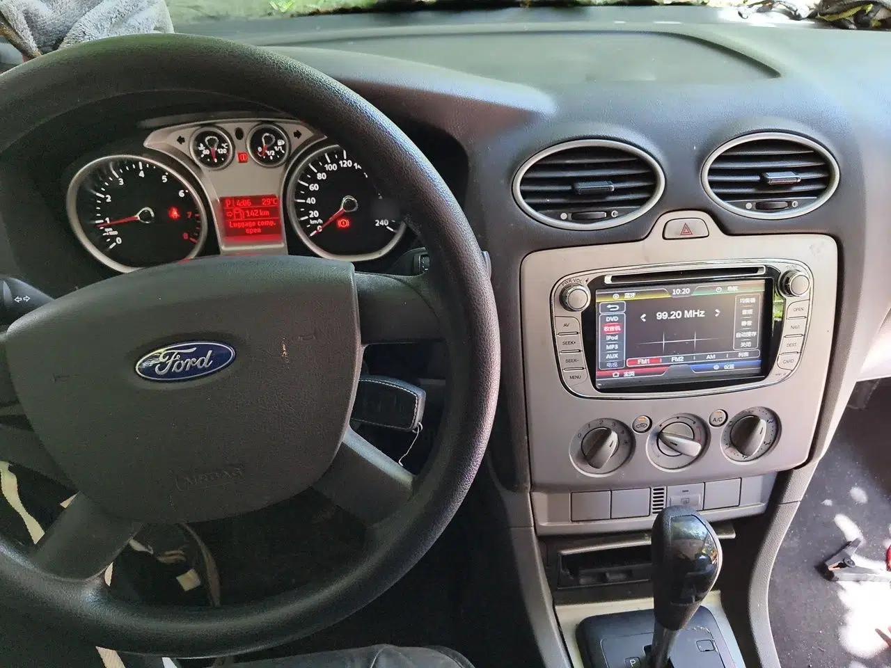 Ford Focus 2013 Hatchback Classic 1.8L Automatic Base Model — миниатюра 9