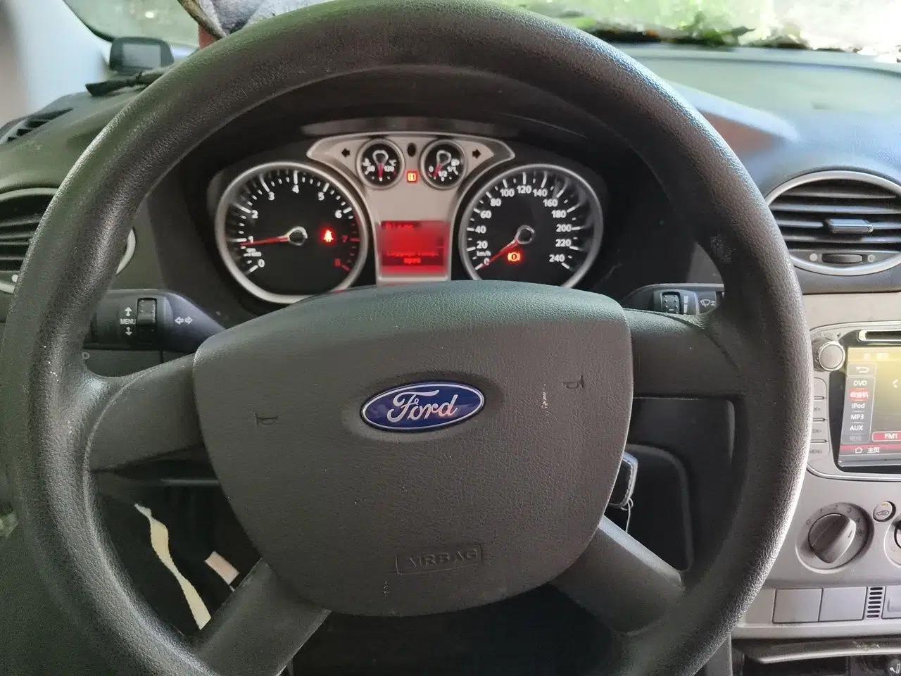 Ford Focus 2013 Hatchback Classic 1.8L Automatic Base Model — миниатюра 10