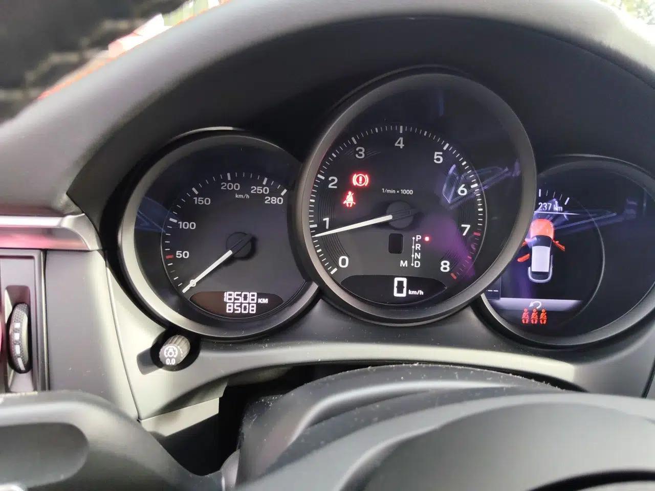 Porsche Macan Parallel-imported Porsche Macan 2021 model, 2.0-liter automatic, five-seater — миниатюра 11