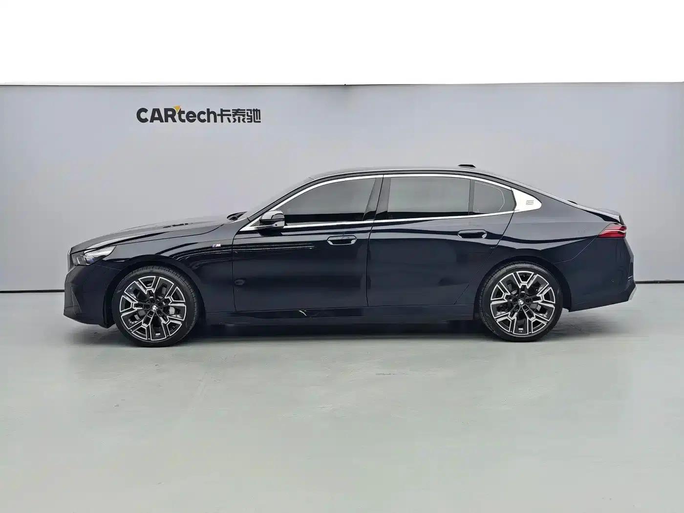 2024 BMW 5 Series 530Li Luxury M Sport Package — миниатюра 3