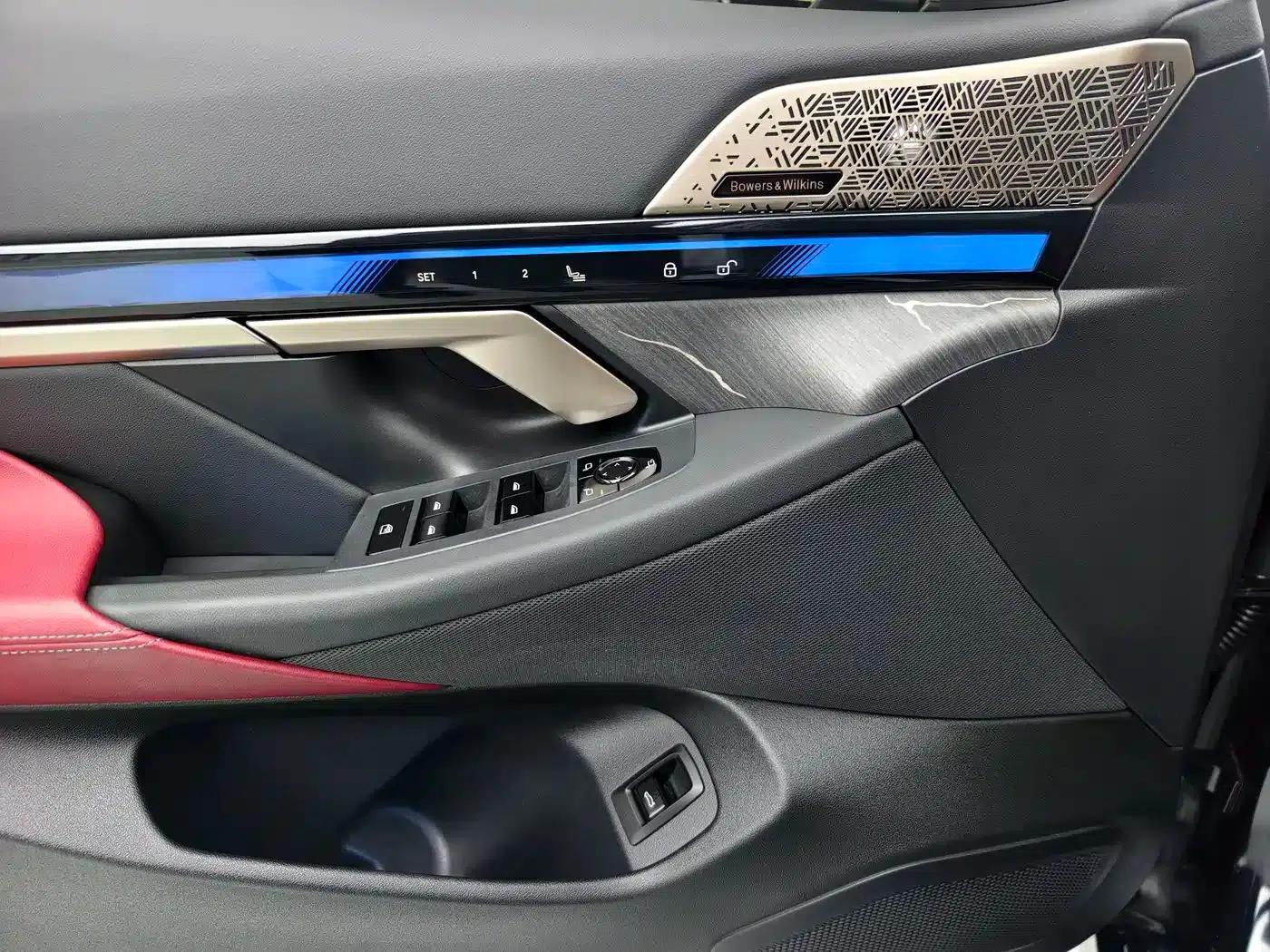 2024 BMW 5 Series 530Li Luxury M Sport Package — миниатюра 8