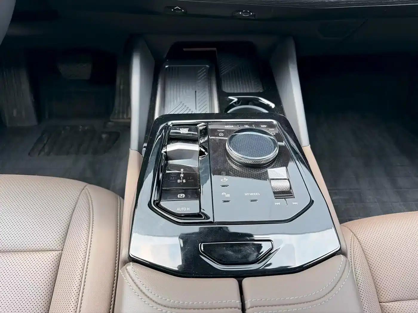 2025 BMW 5 Series 530Li Leading Luxury Package — миниатюра 11