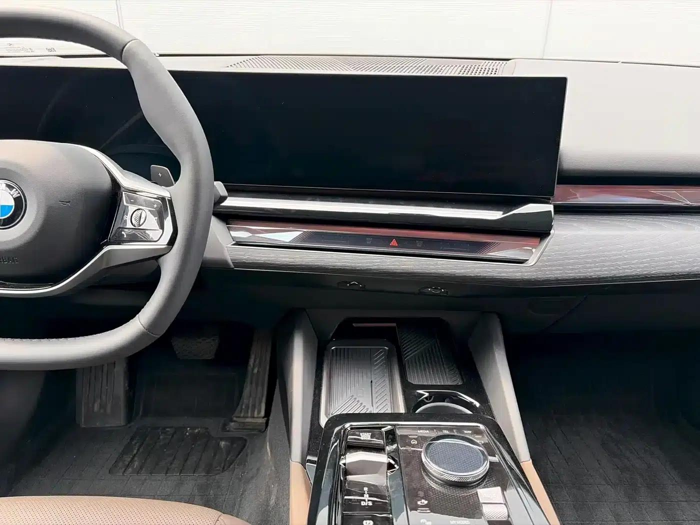 2025 BMW 5 Series 530Li Leading Luxury Package — миниатюра 7