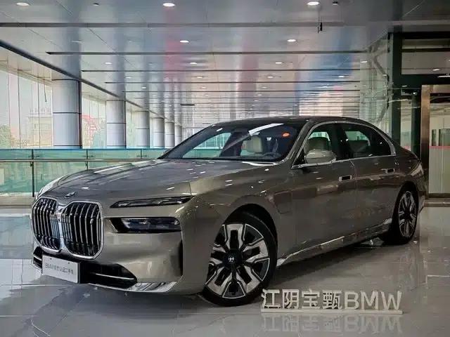 BMW i7 2023 xDrive60L Luxury Package